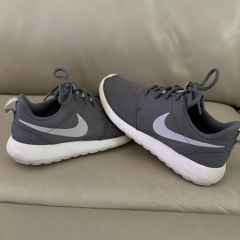 Nike Roshe’s size 8
